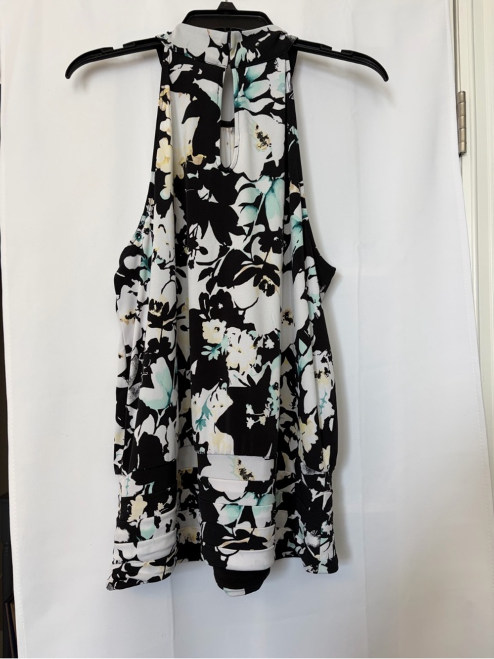 White House Black Market floral sleeveless halter-neck top - Picture 5 of 8